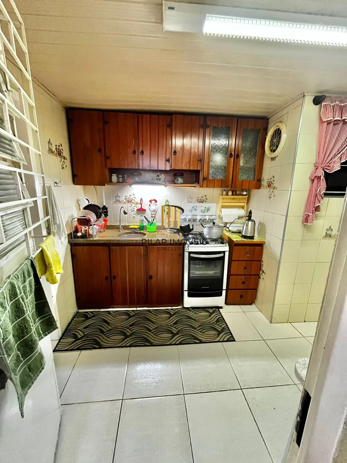 Apto térreo de 03 dorm, sala, banho, cozinha, reformado, com vaga de garagem.