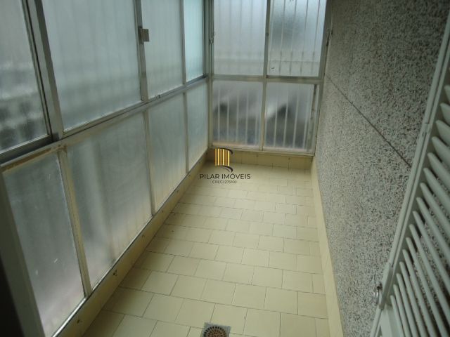 01 dormitório com 50 m2, prédio com elevador
