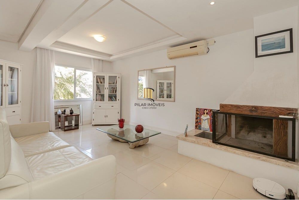 Casa 4 dormitórios no bairro Lomba do Pinheiro