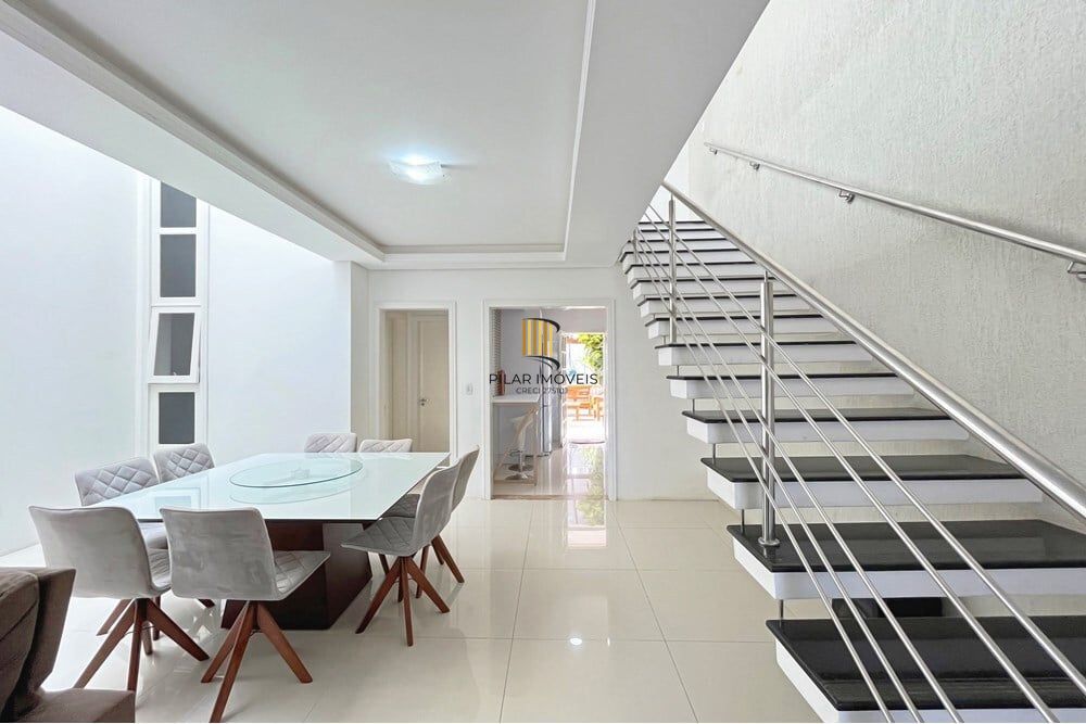 Casa 3 dormitórios no bairro Hípica