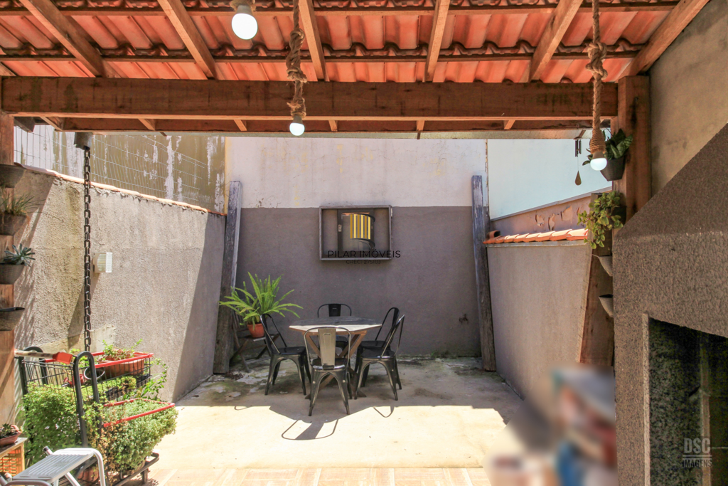 Casa 2 dormitórios no bairro Hípica