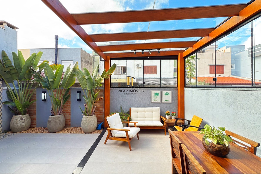 Casa 3 dormitórios no bairro Hípica