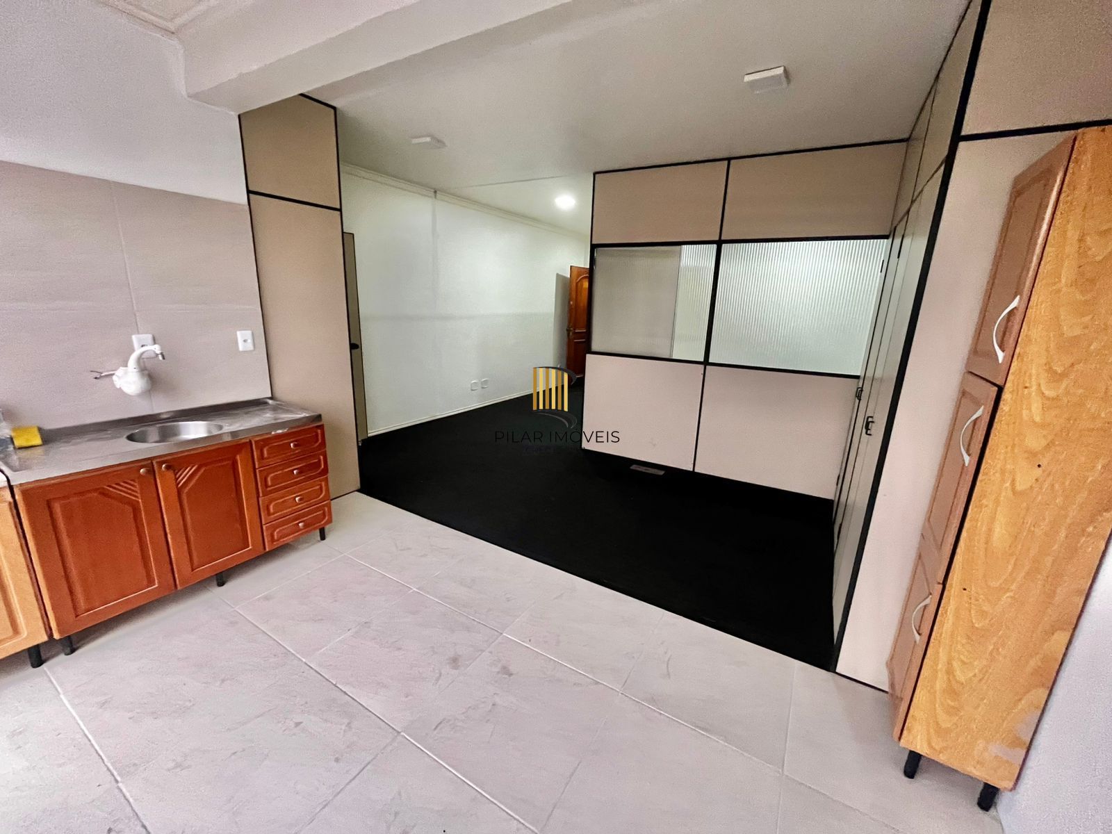 Kitnet amplo, com 47 m2, prédio com elevador, próximo do Zequinha