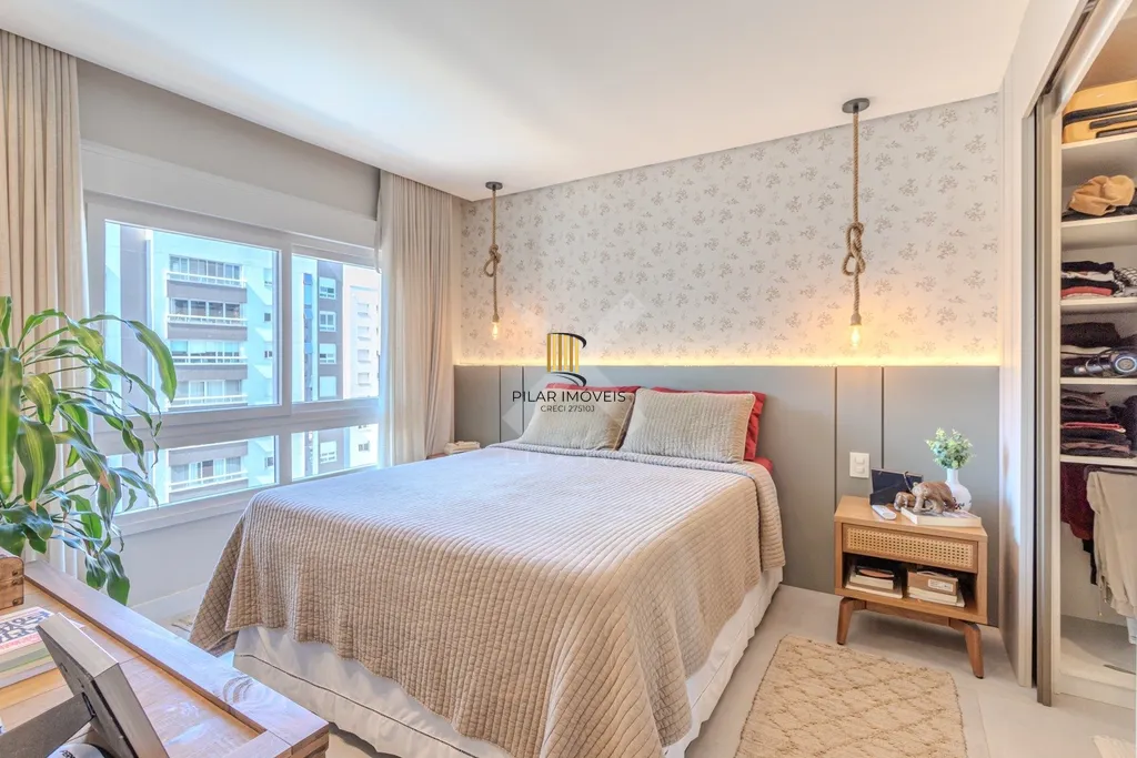 Apartamento 4 dormitórios no bairro Menino Deus