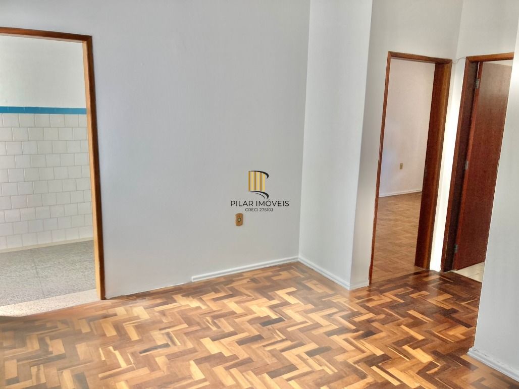 Apto de 02 dorm no Passo da Areia, de fundos, sol da manhã, 01 lance de escada