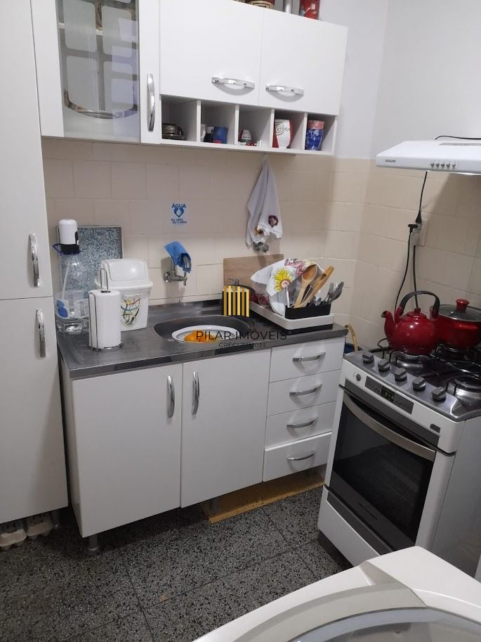 Vende apto de 02 dormitórios, sala, banheiro, cozinha e área de serviço