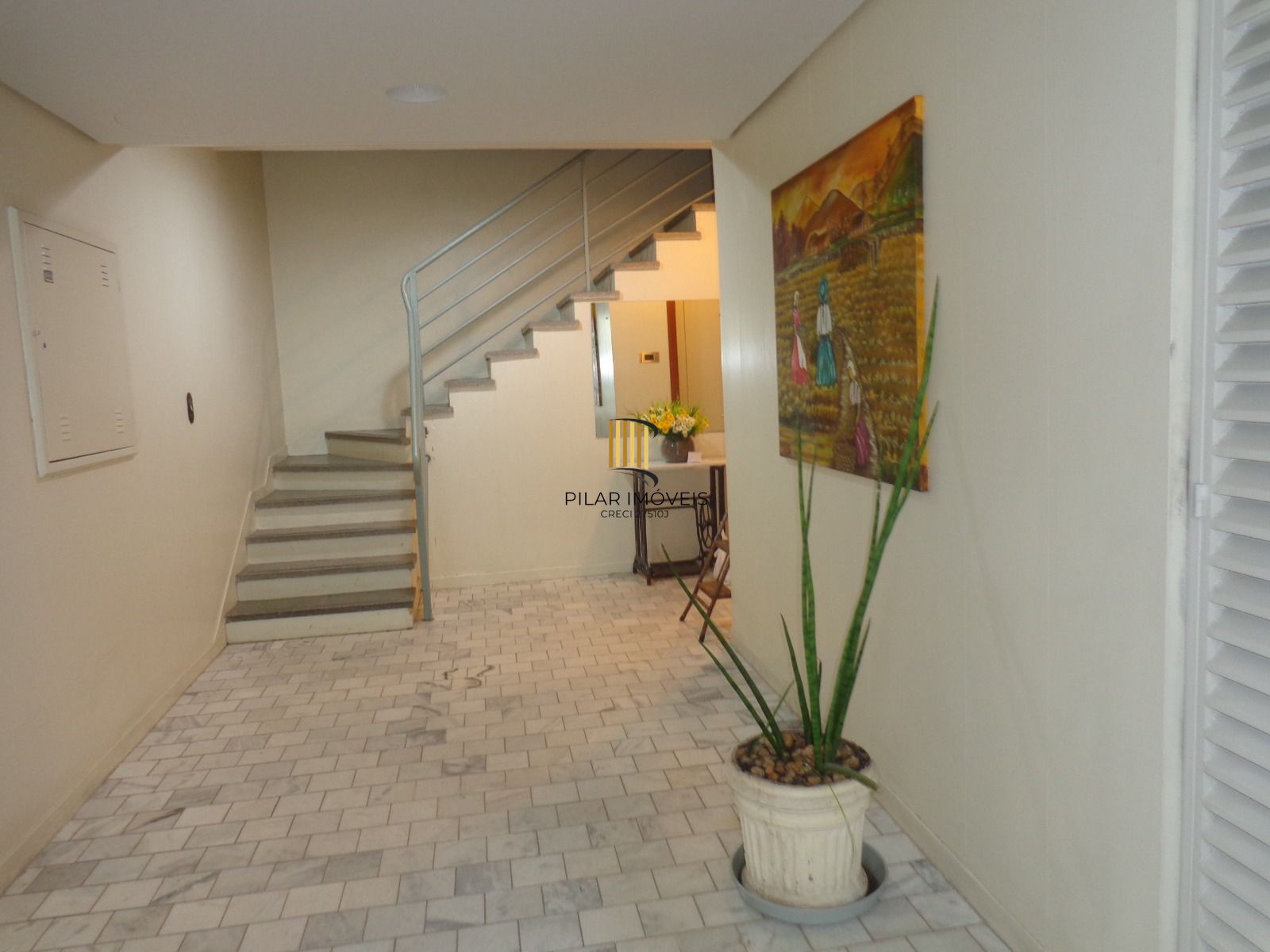 01 dormitório com 50 m2, prédio com elevador