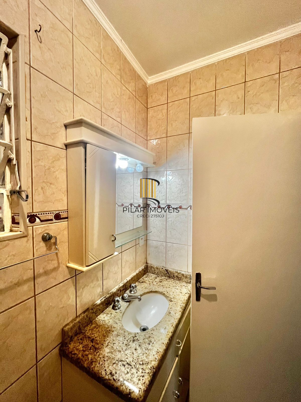 Apto térreo, 01 dorm, água quente, área fechada, 50 m², 200 m do Shopping Wallig