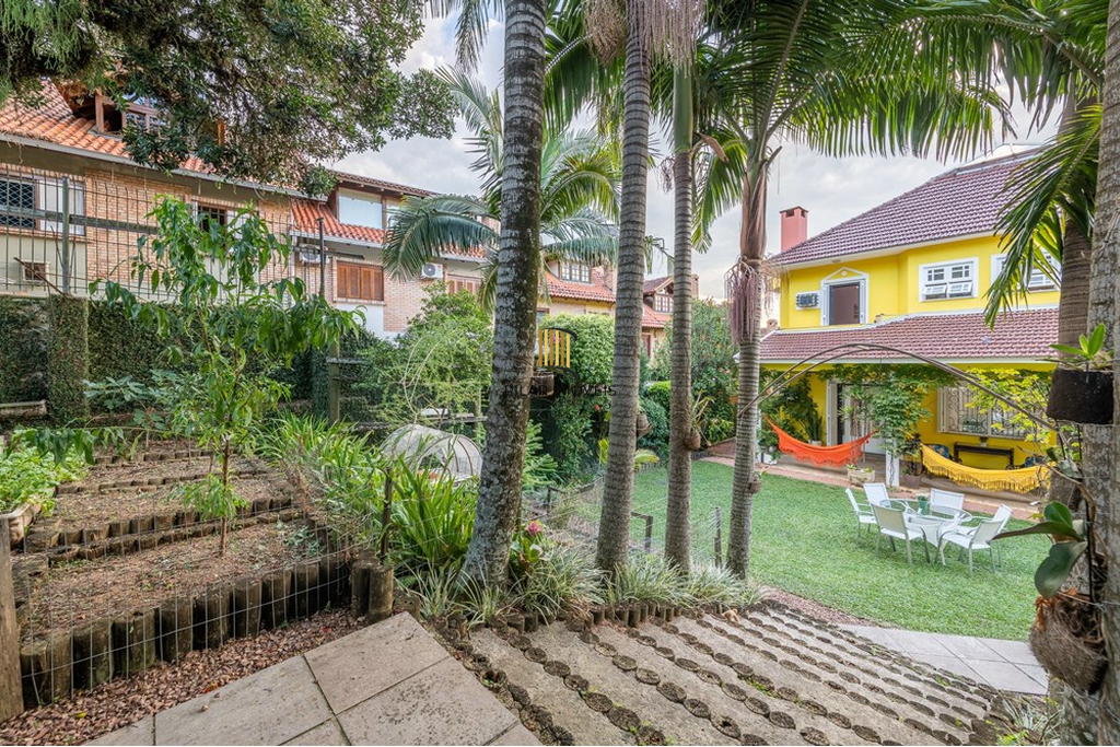 Casa 4 dormitórios no bairro Ipanema