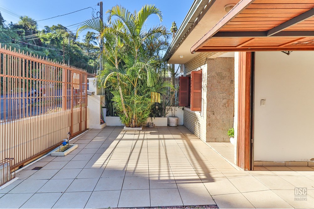 Casa 5 dormitórios no bairro Ipanema