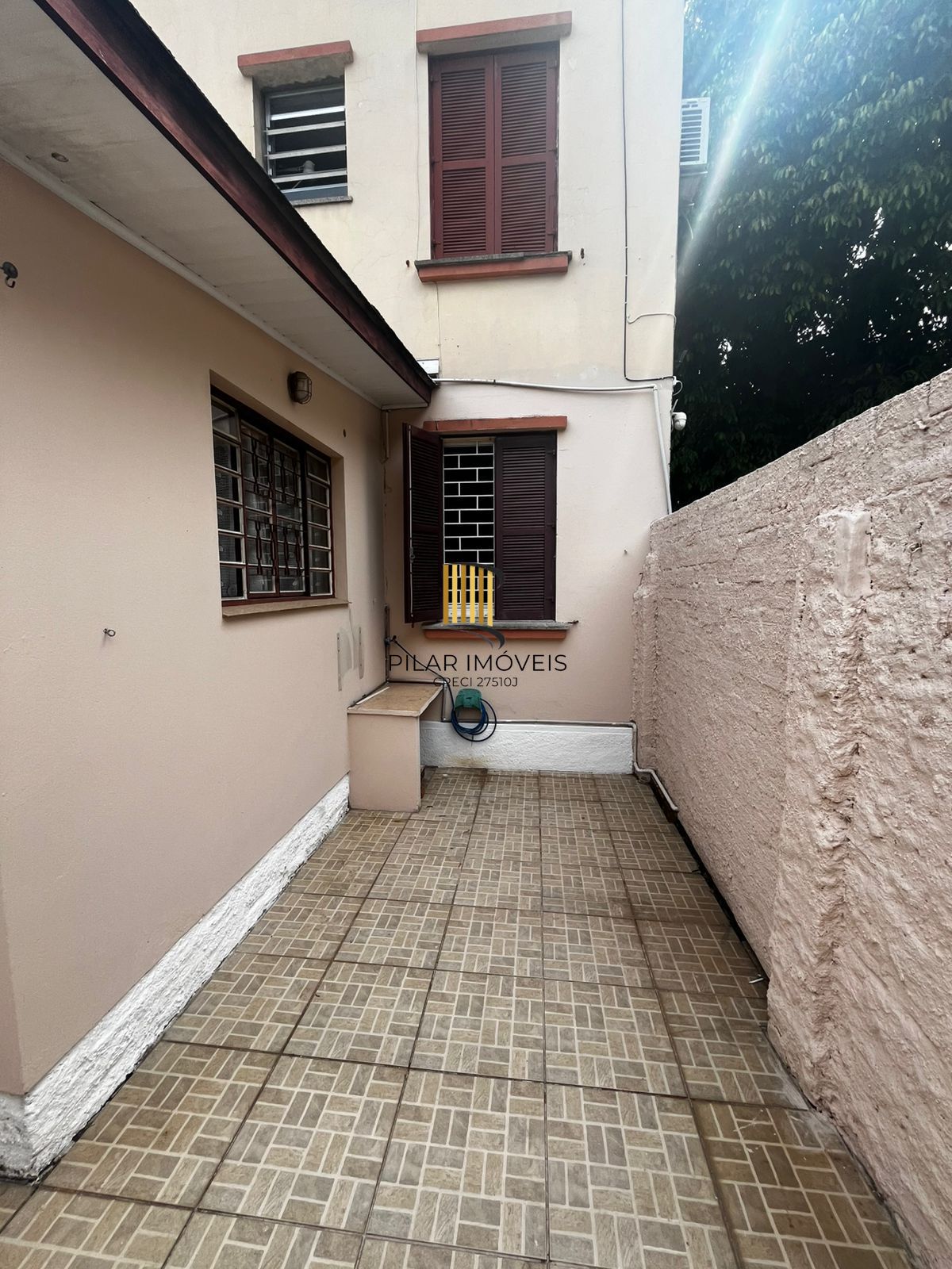 Apto térreo de 02 dorm, sala, banho, cozinha, reformado, com vaga de convenção