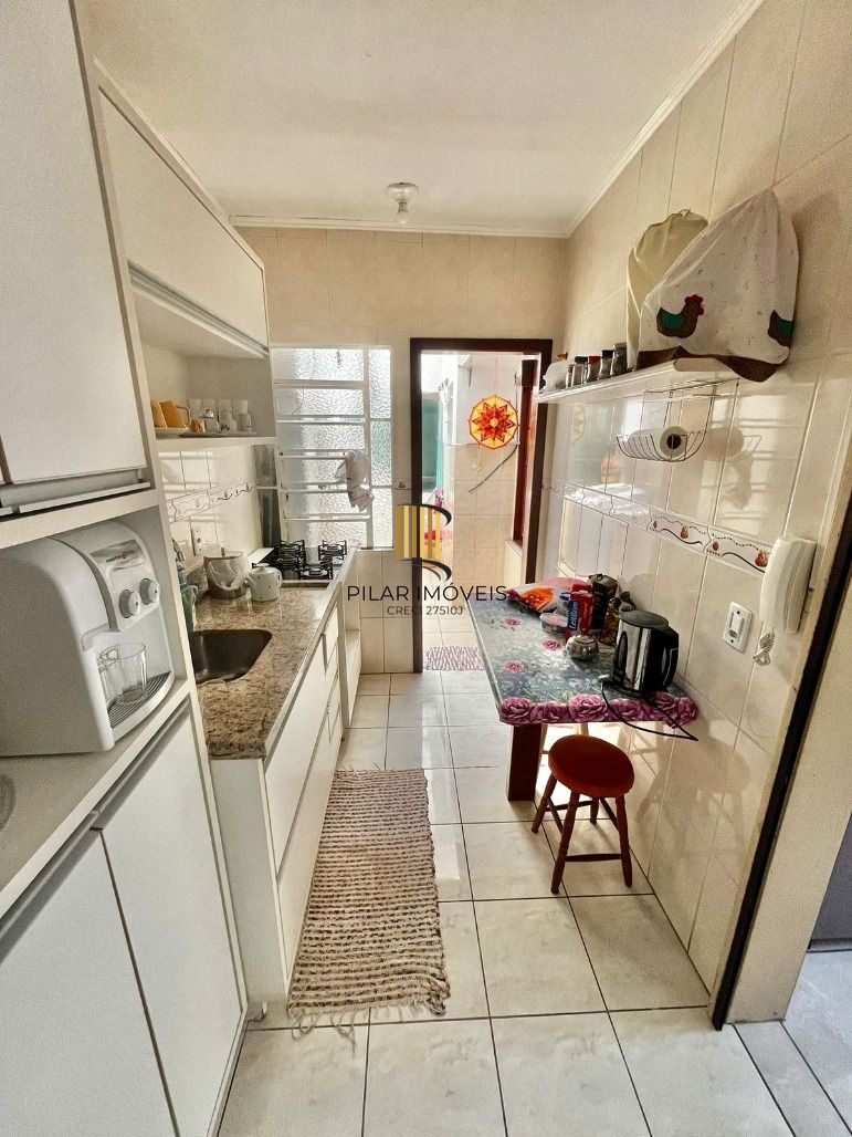 Apto de 02 dorm na João Wallig, 01 lance de escada, de frente