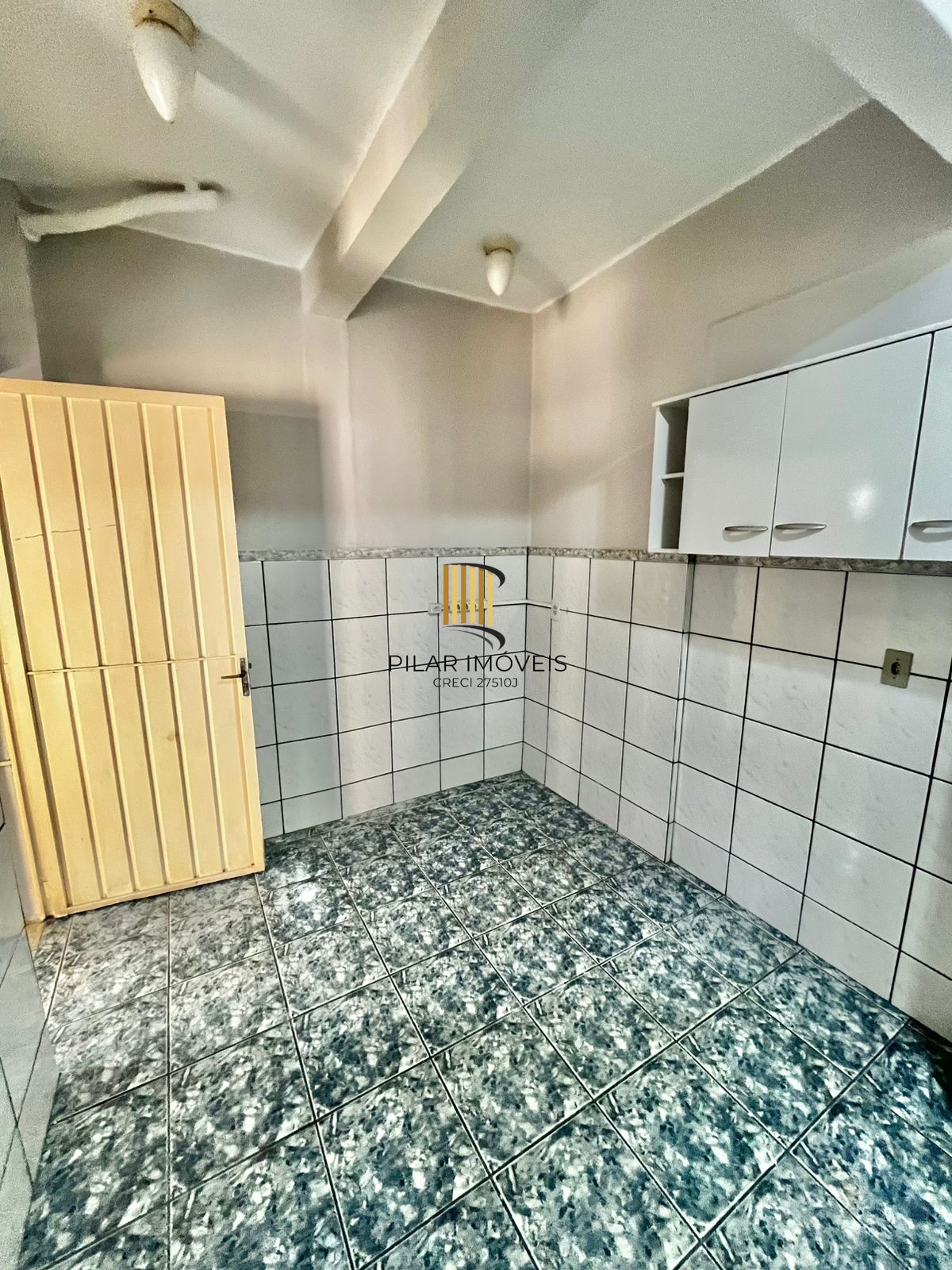 Apto térreo de 02 dorm, sala, banho, cozinha, reformado, com vaga de convenção