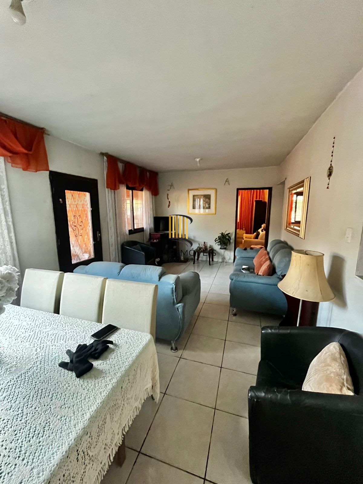 Casa na Rua Marista, Partenon, com 11,00 de frente por 23,00 de frente a fundos