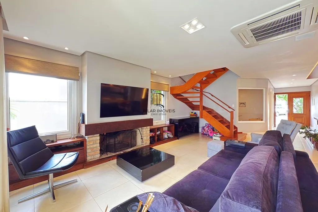 Casa 3 dormitórios no bairro Hípica