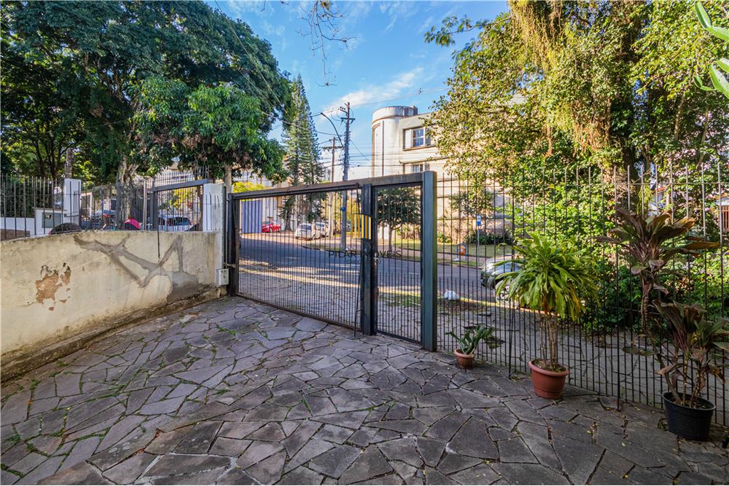 Casa 5 dormitórios no bairro Petrópolis