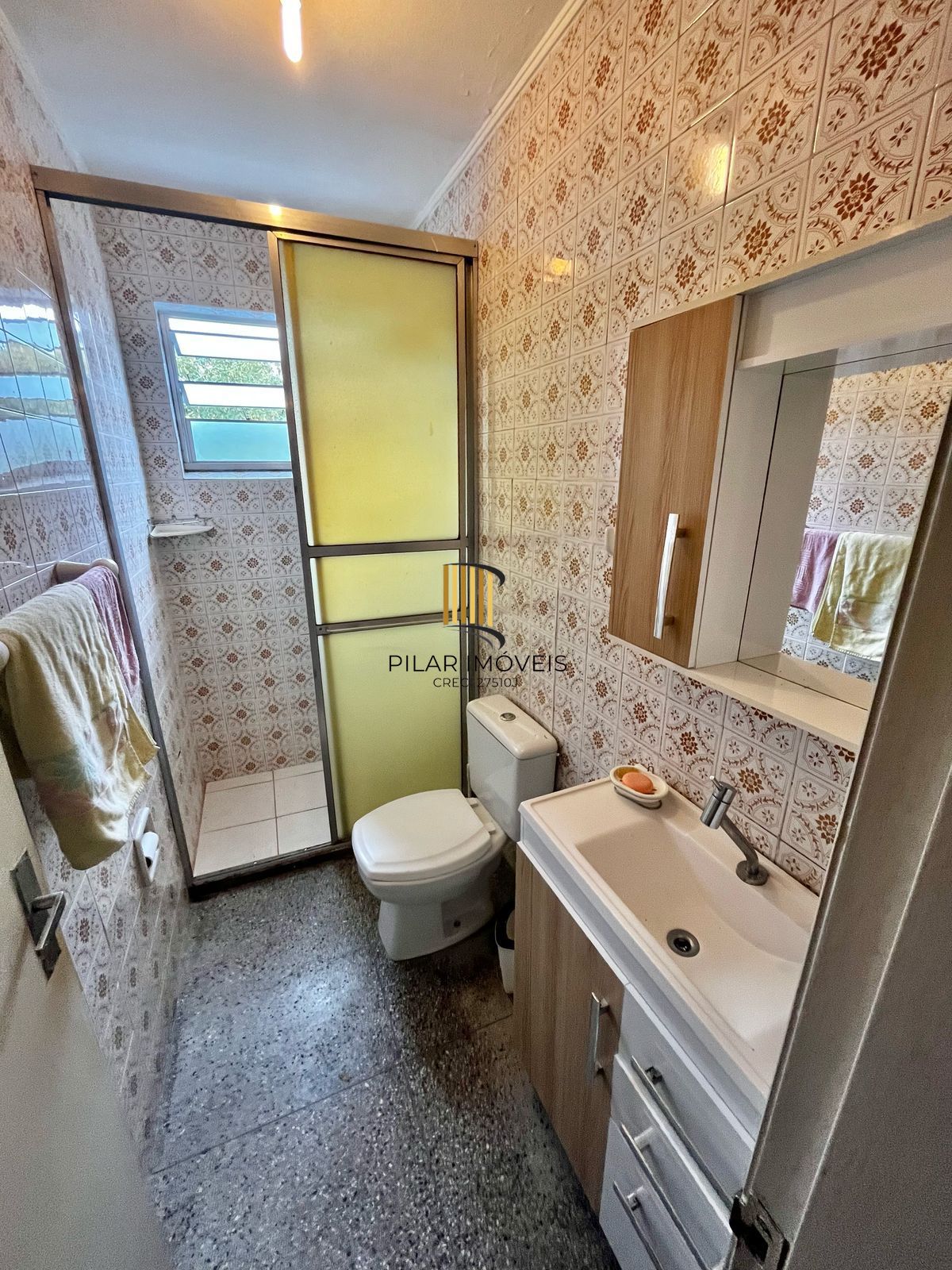 Apto de 01 dorm no Passo da Areia, sala, cozinha, banheiro e área.