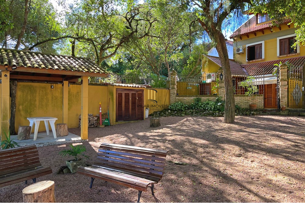 Casa de Condomínio 3 dormitórios no bairro Pedra Redonda