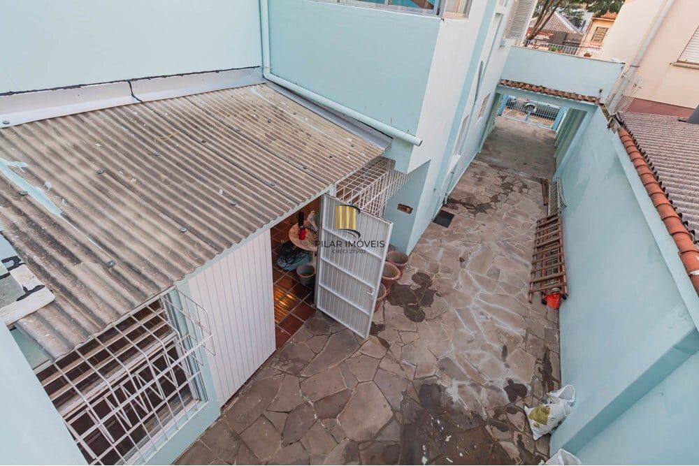 Casa 6 dormitórios no bairro Santana