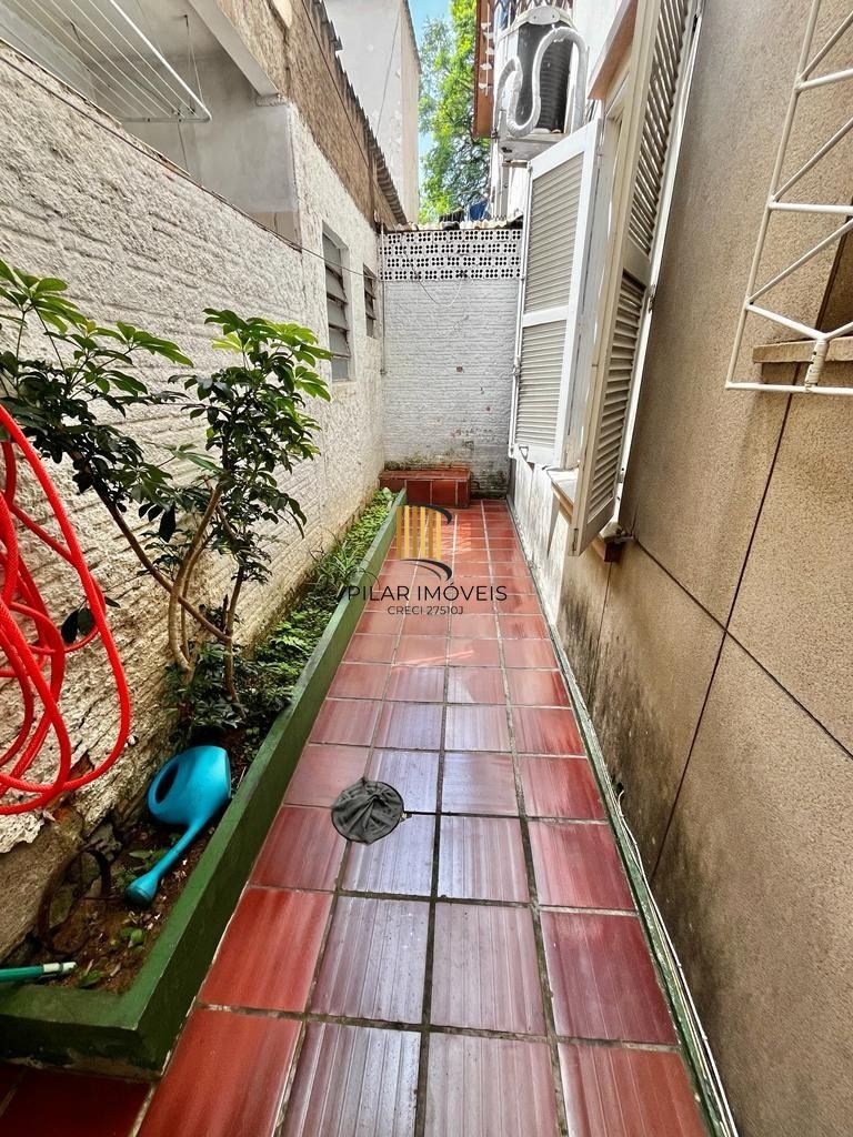 Vende-se apto térreo, com 03 dormitórios, sala com 02 ambientes