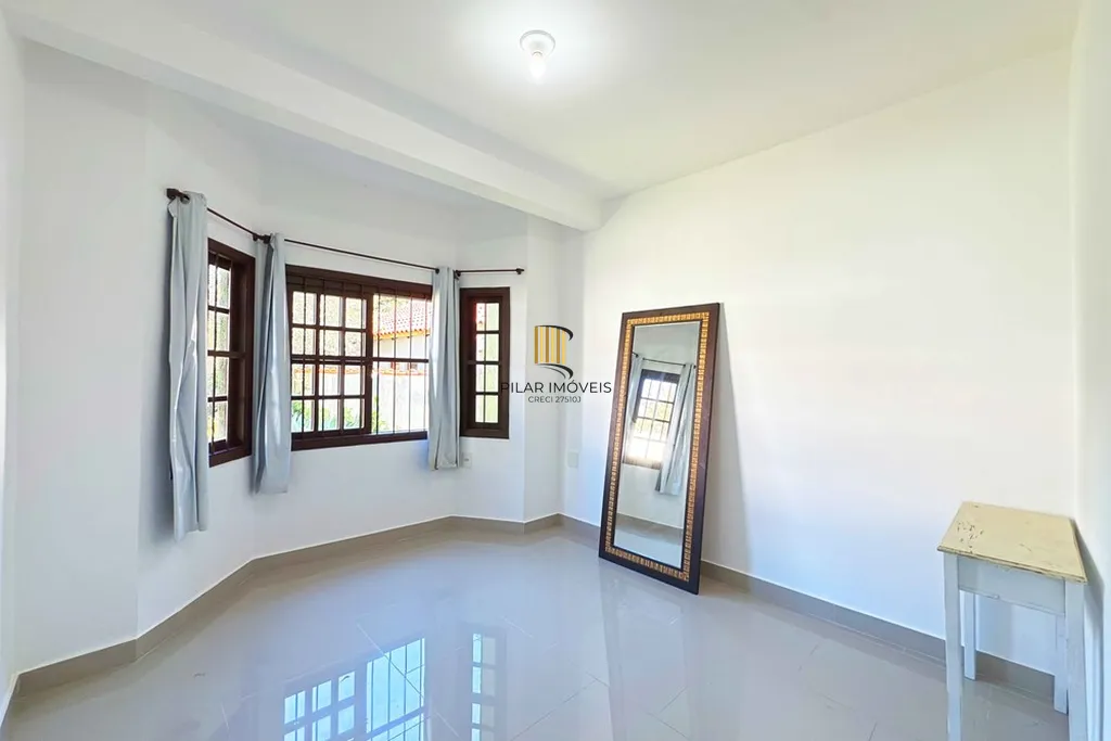 Casa 4 dormitórios no bairro Guarujá