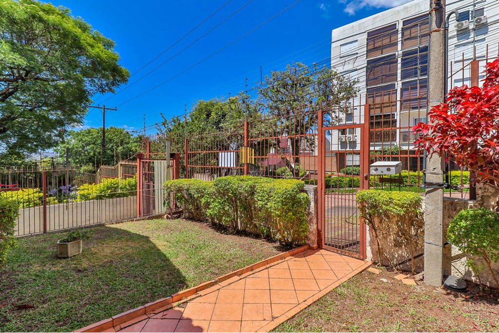 Casa 6 dormitórios no bairro Teresópolis