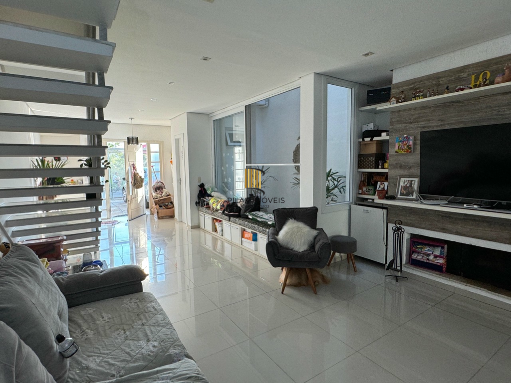 Casa 3 dormitórios no bairro Hípica