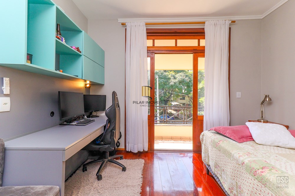 Casa 4 dormitórios no bairro Ipanema