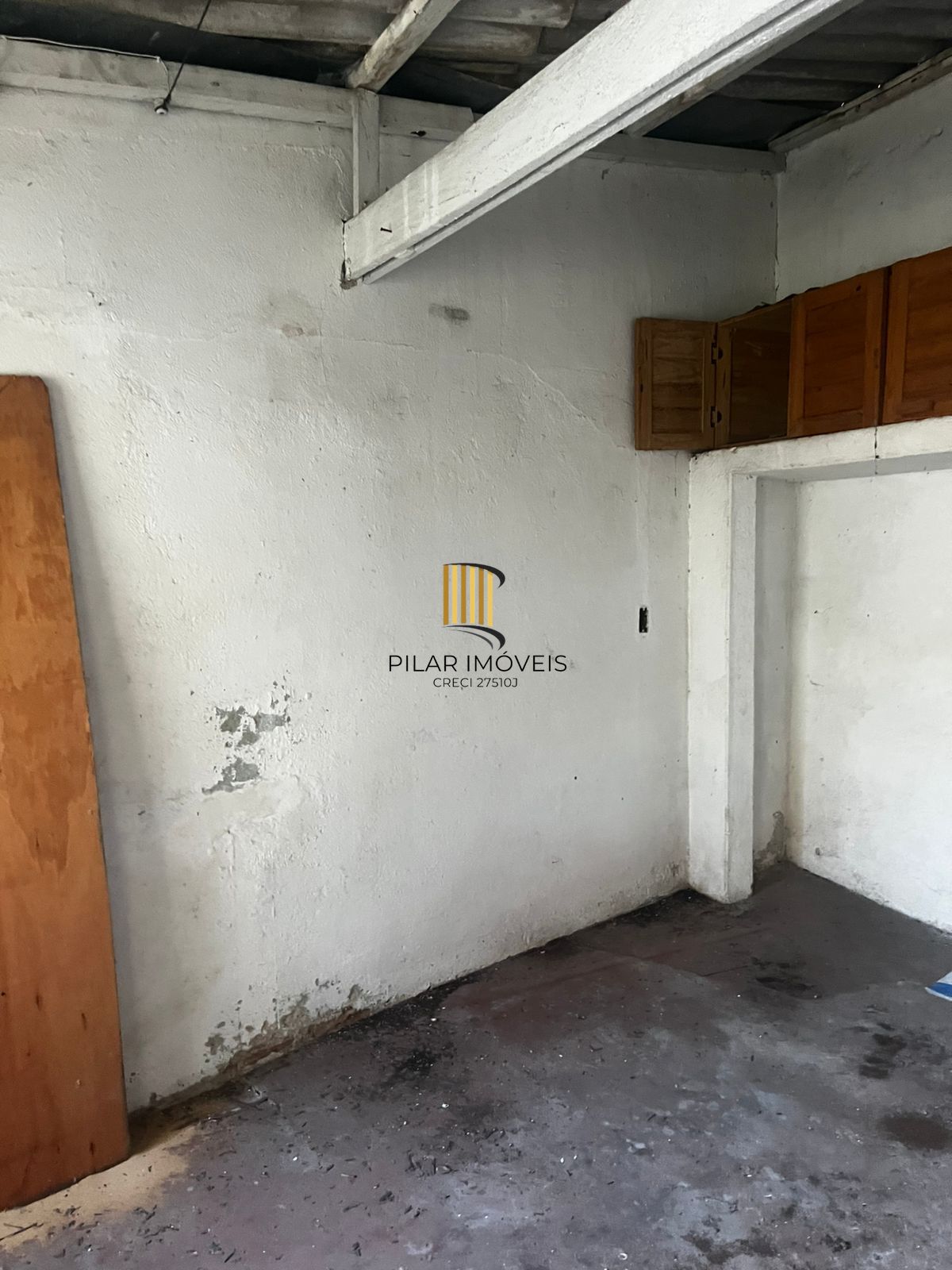 Casa no Passo da Areia, precisa reformas, terreno de 270 m²