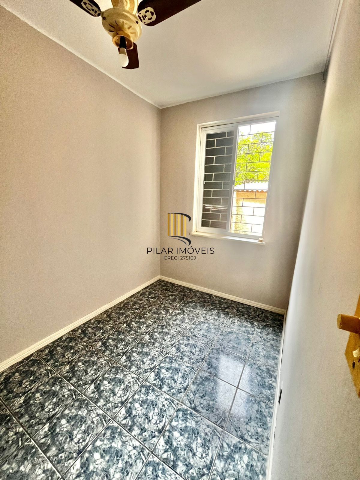 Apto térreo de 02 dorm, sala, banho, cozinha, reformado, com vaga de convenção