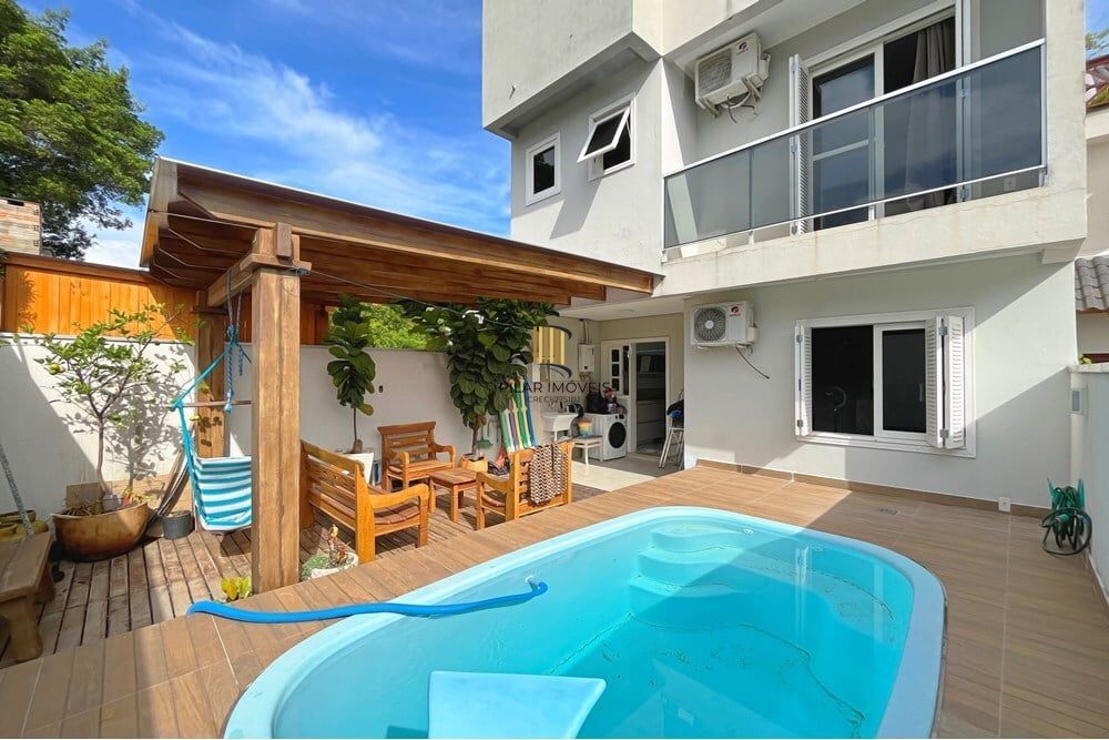 Casa 3 dormitórios no bairro Hípica