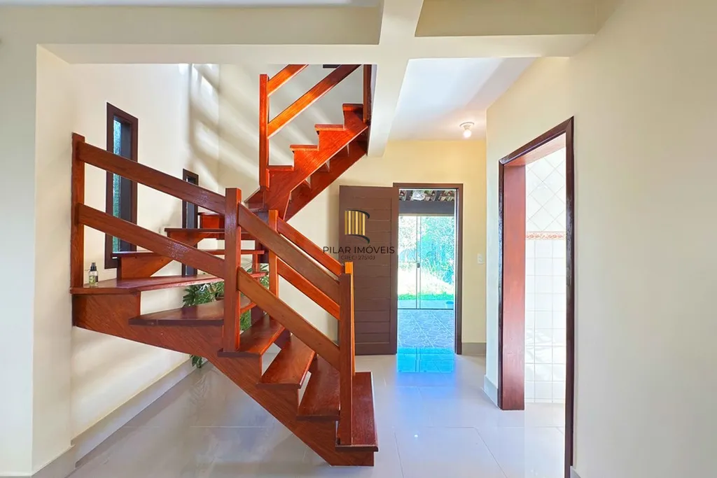 Casa 4 dormitórios no bairro Guarujá