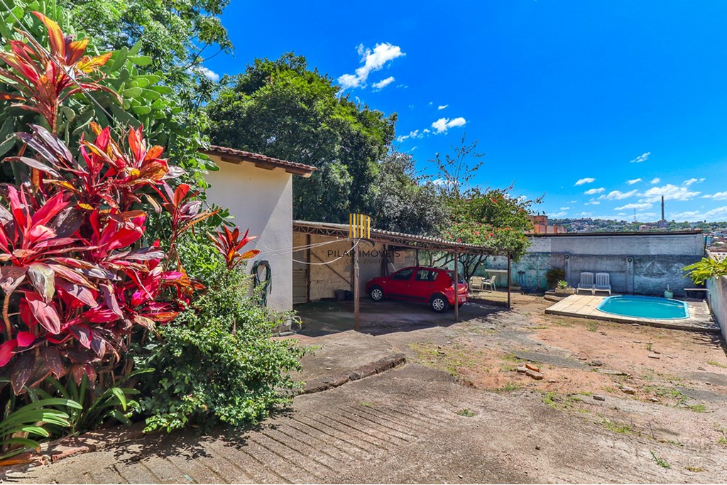 Casa 6 dormitórios no bairro Teresópolis