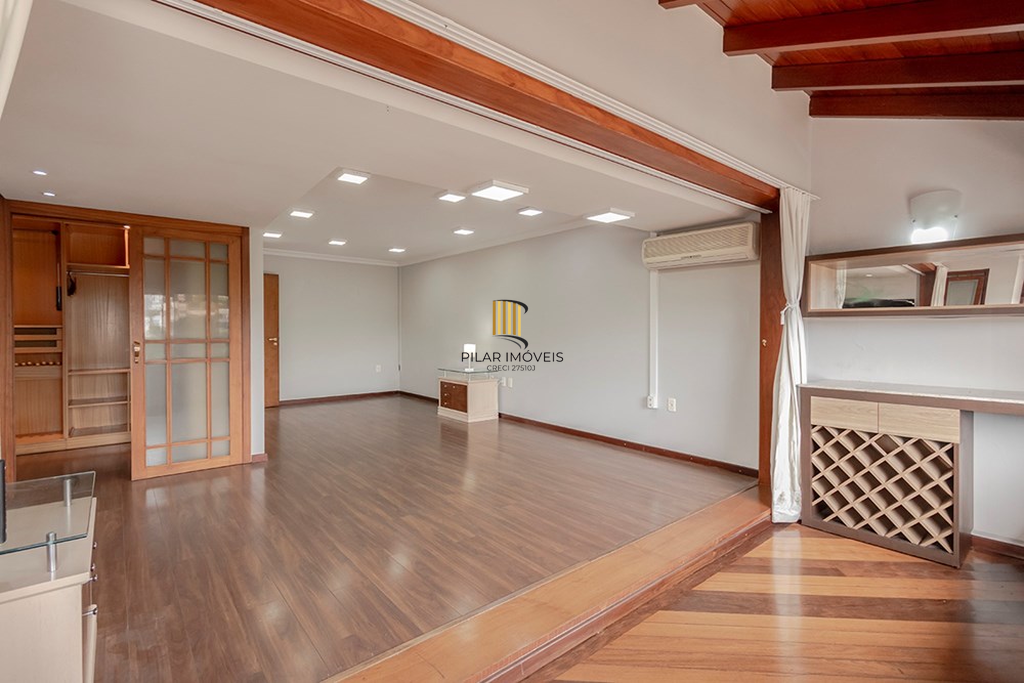 Casa 6 dormitórios no bairro Vila Jardim