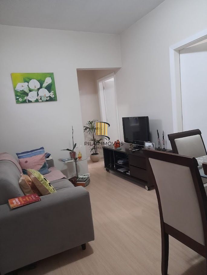 Vende apto de 02 dormitórios, sala, banheiro, cozinha e área de serviço