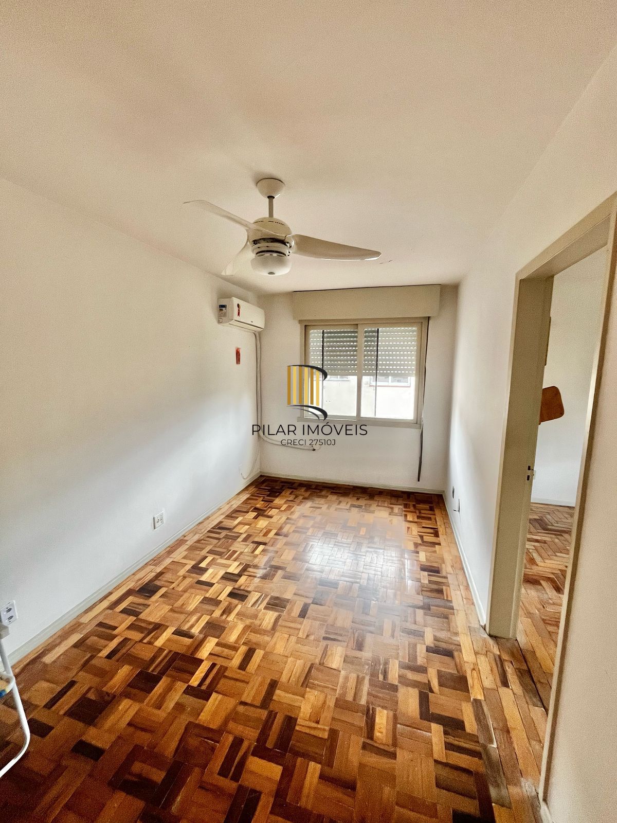 Apto de 01 dorm no Passo da Areia, sala, cozinha, banheiro e área.