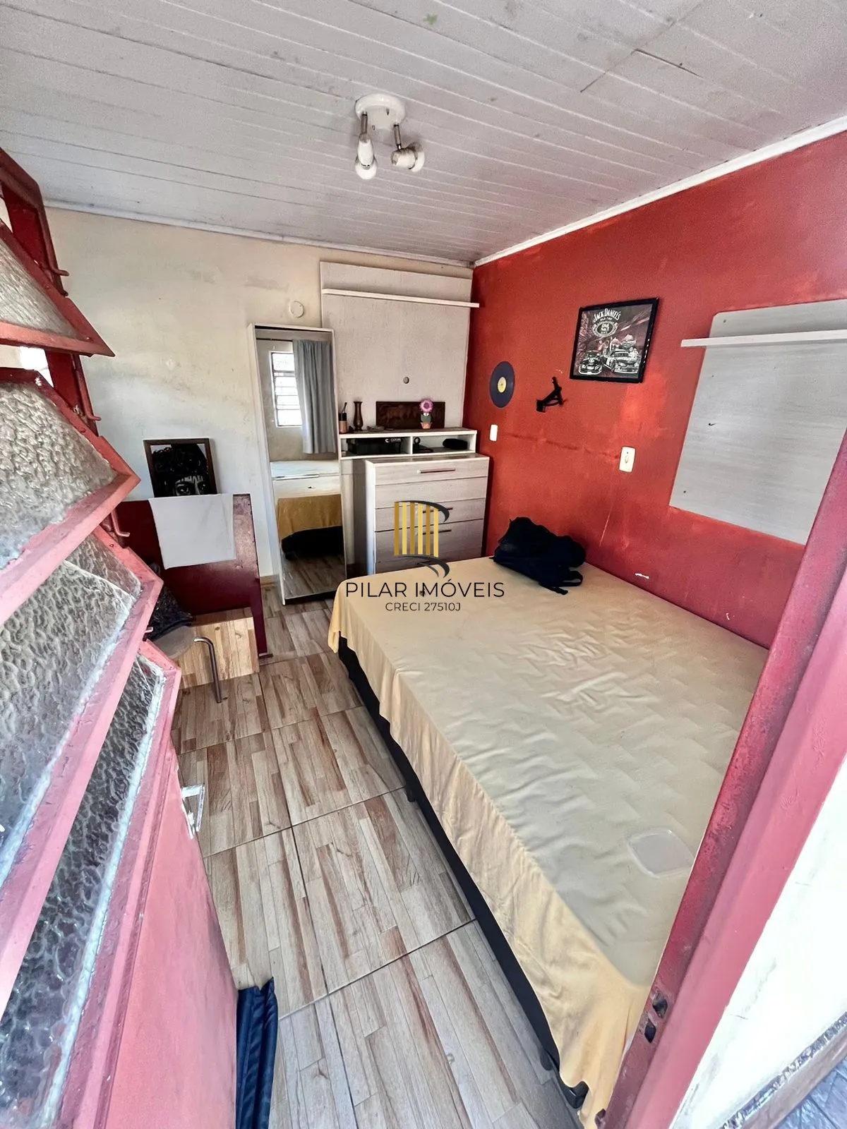 Apto térreo de 03 dorm, sala, banho, cozinha, reformado, com vaga de garagem.