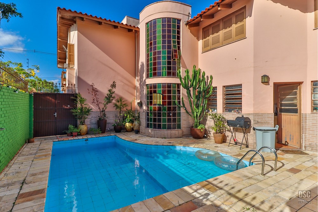 Casa 6 dormitórios no bairro Rubem Berta