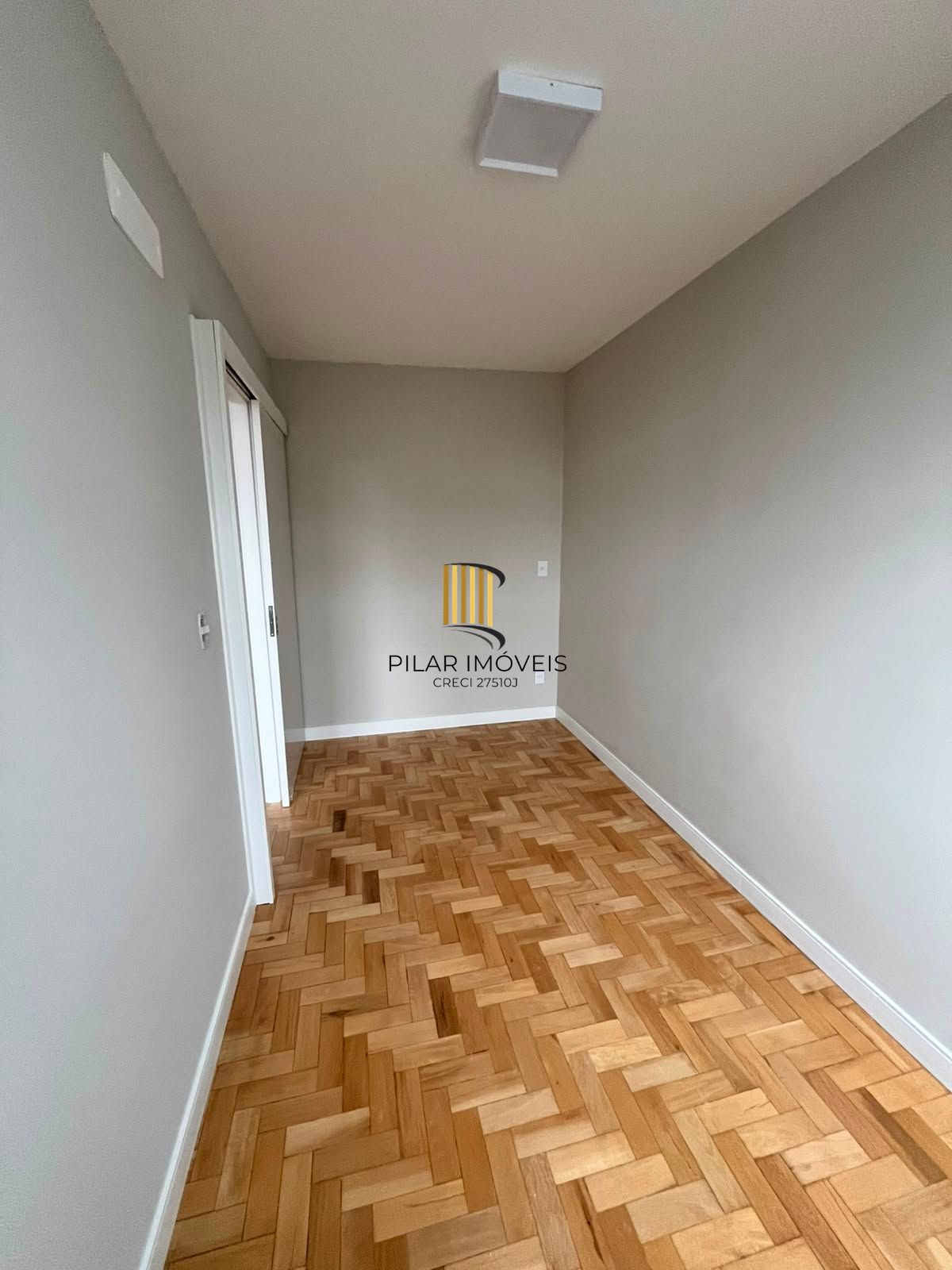 Lindo apto de 01 dorm, com 50 m2, no Passo da Areia, próximo ao Shopping Wallig