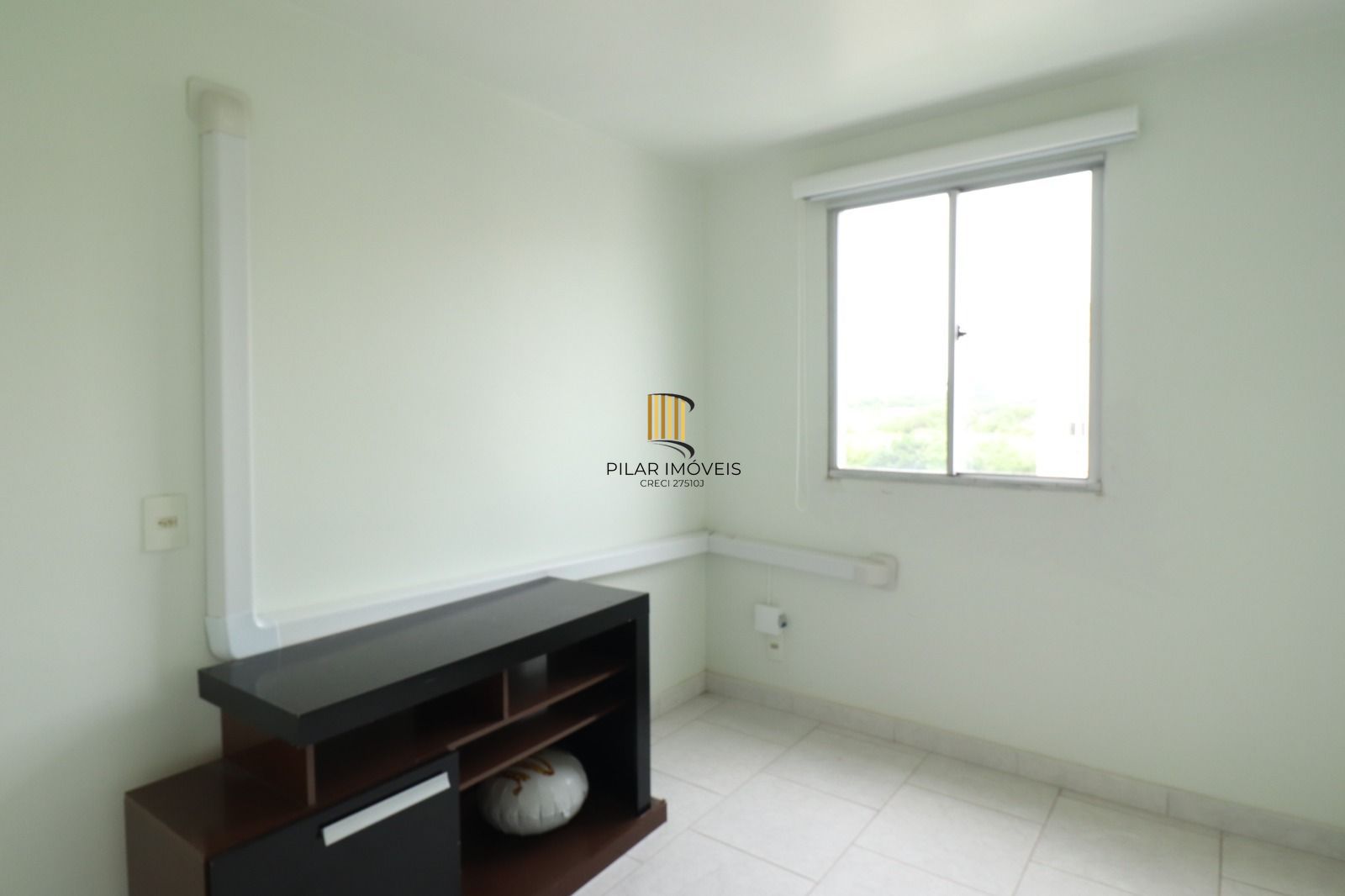 Vende ótimo apto de 02 dormitórios, 01 vaga, sol da manhã, Bairro Sarandi