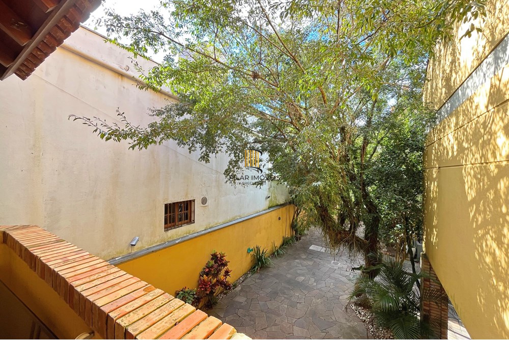 Casa de Condomínio 3 dormitórios no bairro Pedra Redonda