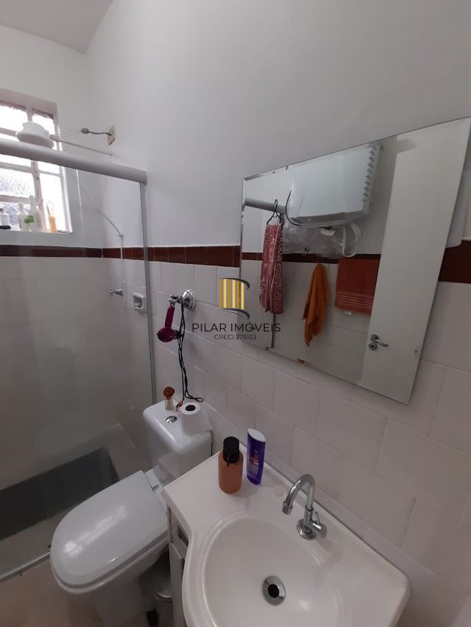 Vende apto de 02 dormitórios, sala, banheiro, cozinha e área de serviço