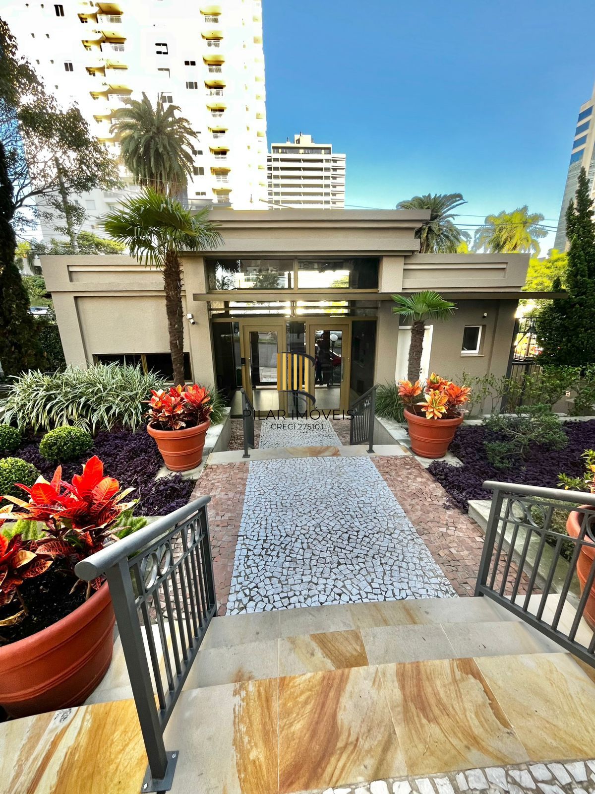 Lindo apto no Jardim Europa, 10º andar, sol e vista, mobiliado, 02 vagas fixas