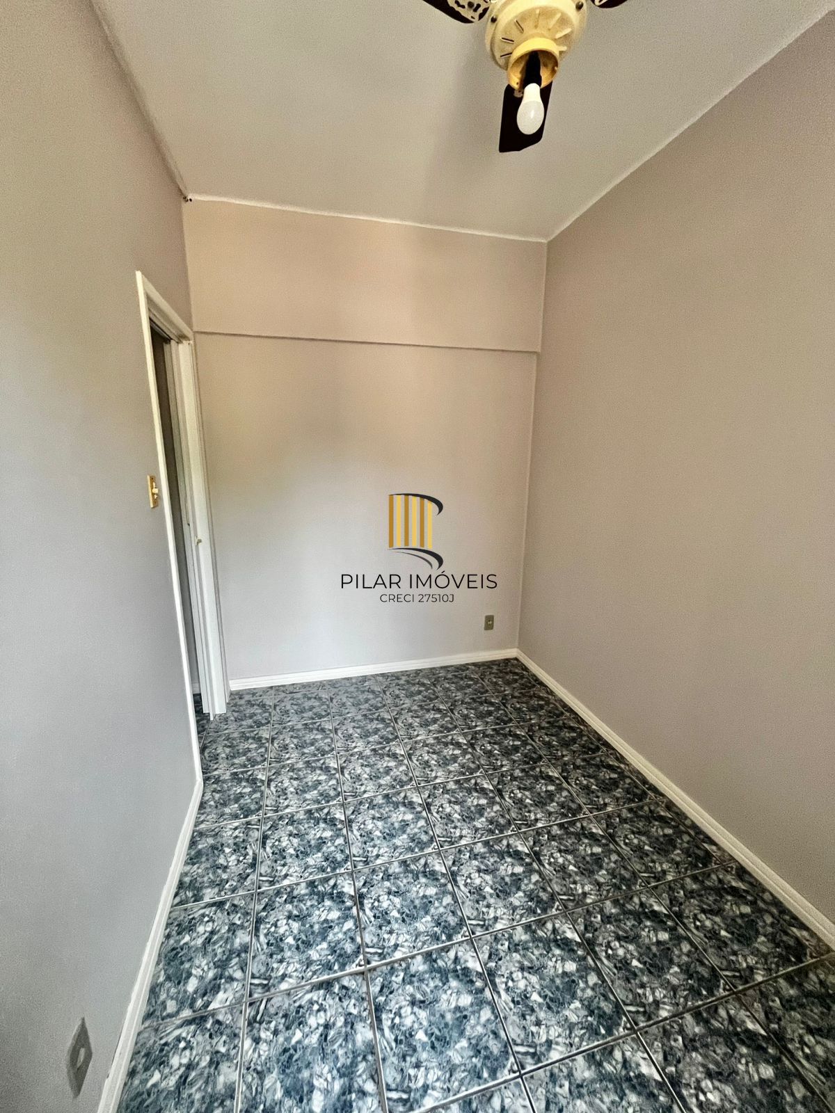 Apto térreo de 02 dorm, sala, banho, cozinha, reformado, com vaga de convenção