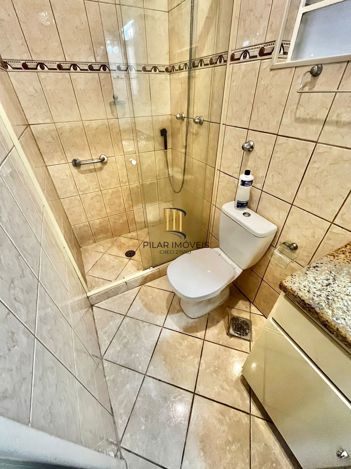 Apto térreo, 01 dorm, água quente, área fechada, 50 m², 200 m do Shopping Wallig