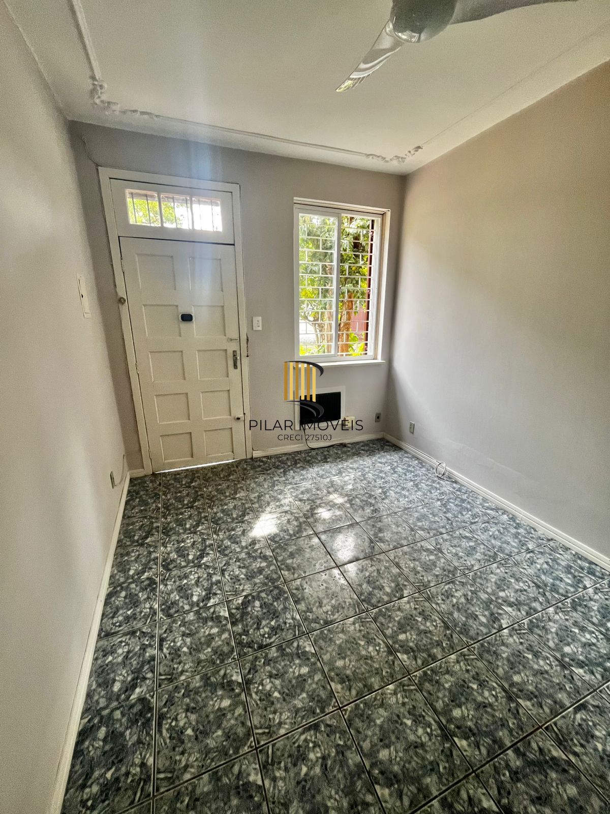 Apto térreo de 02 dorm, sala, banho, cozinha, reformado, com vaga de convenção