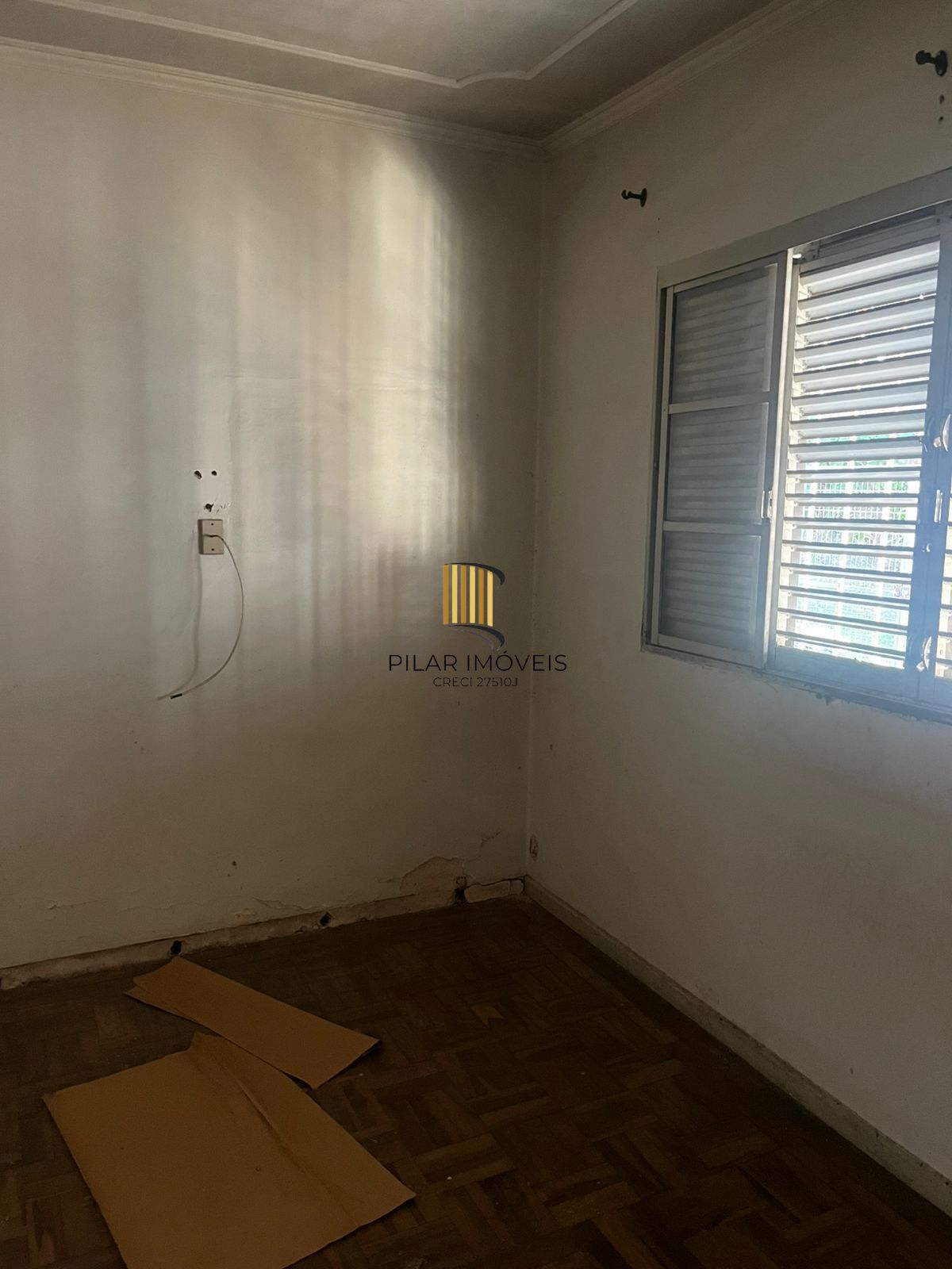 Casa no Passo da Areia, precisa reformas, terreno de 270 m²