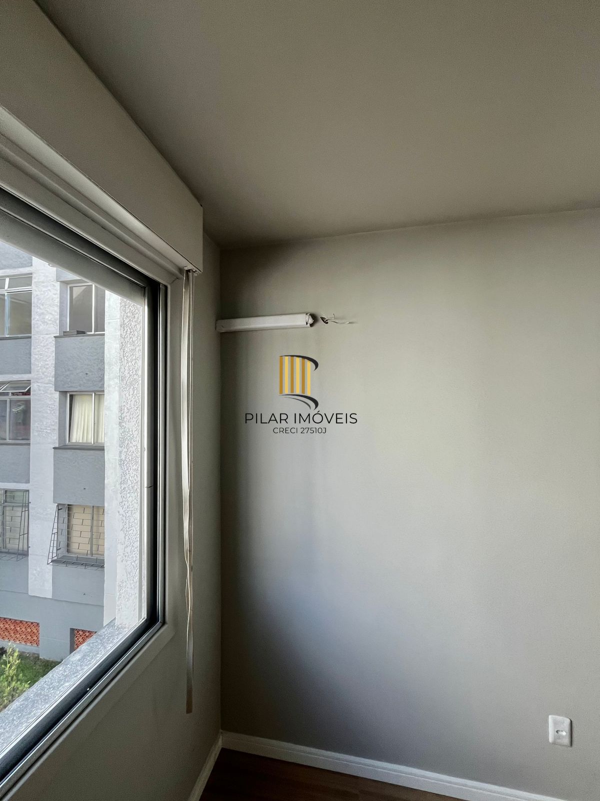 Apto 02 dorm reformado e vaga de garagem escriturada
