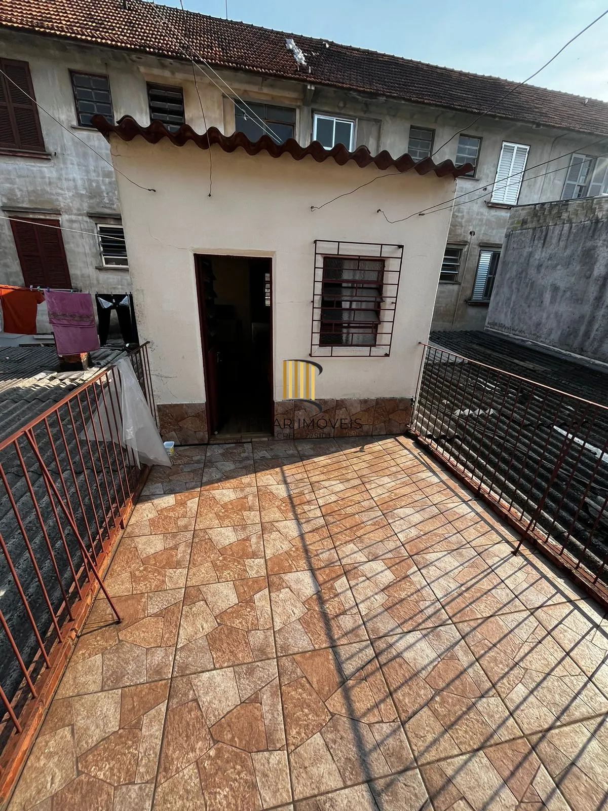 Apto térreo de 03 dorm, sala, banho, cozinha, reformado, com vaga de garagem.