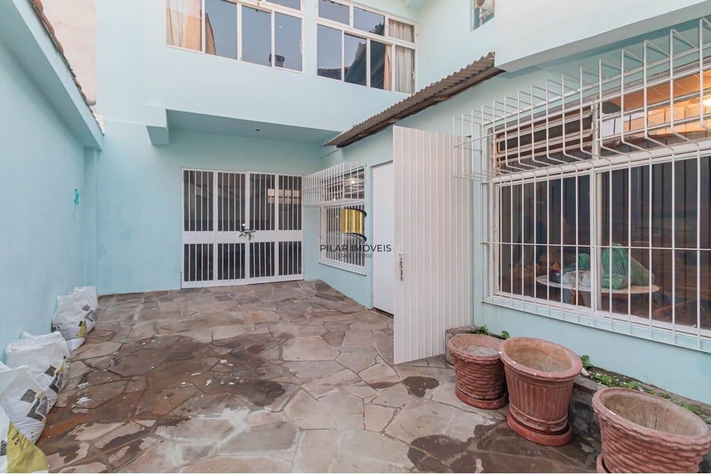 Casa 6 dormitórios no bairro Santana